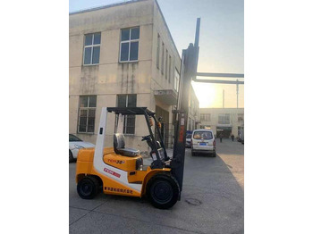 Diesel forklift Good Working Condition TCM Used FD30 Forklift diesel cheap used forklift 3 ton forklift for sale: picture 5