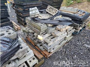 Construction equipment Pallet of Heras Fencing Bases: picture 1