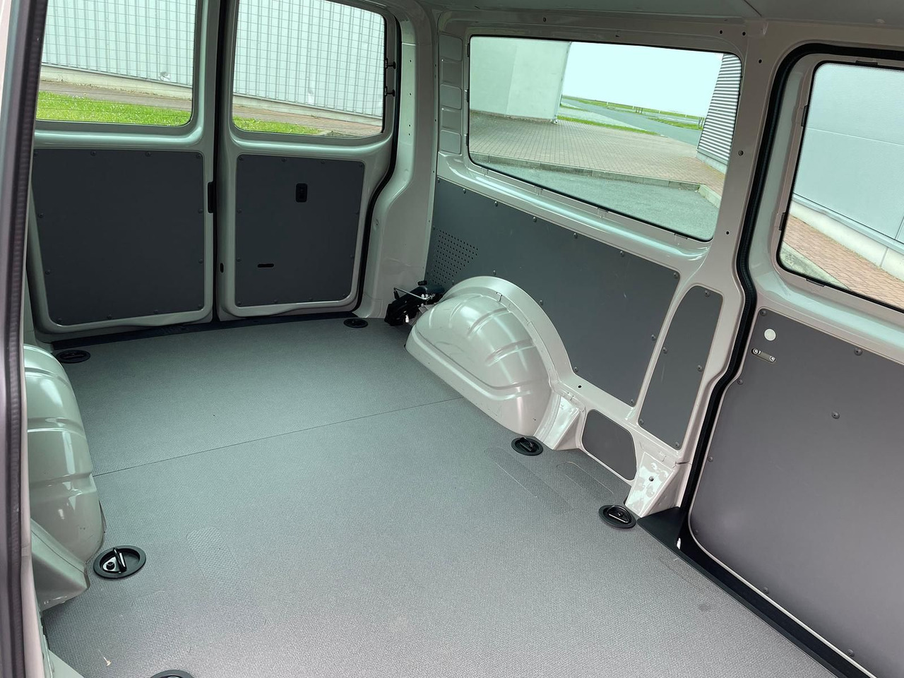 New Car Volkswagen T6.1 Transporter 2.0 TDI lang 4MOTION SITZHZ NAV: picture 10 New Car Volkswagen T6.1 Transporter 2.0 TDI lang 4MOTION SITZHZ NAV: picture 10