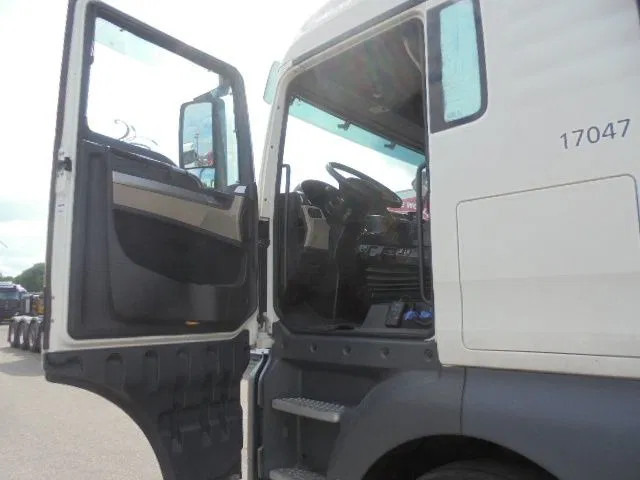 Tractor truck MAN TGX 26-420 XL EUR6: picture 10