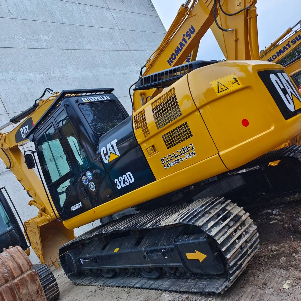 Crawler excavator CAT 323 D: picture 1