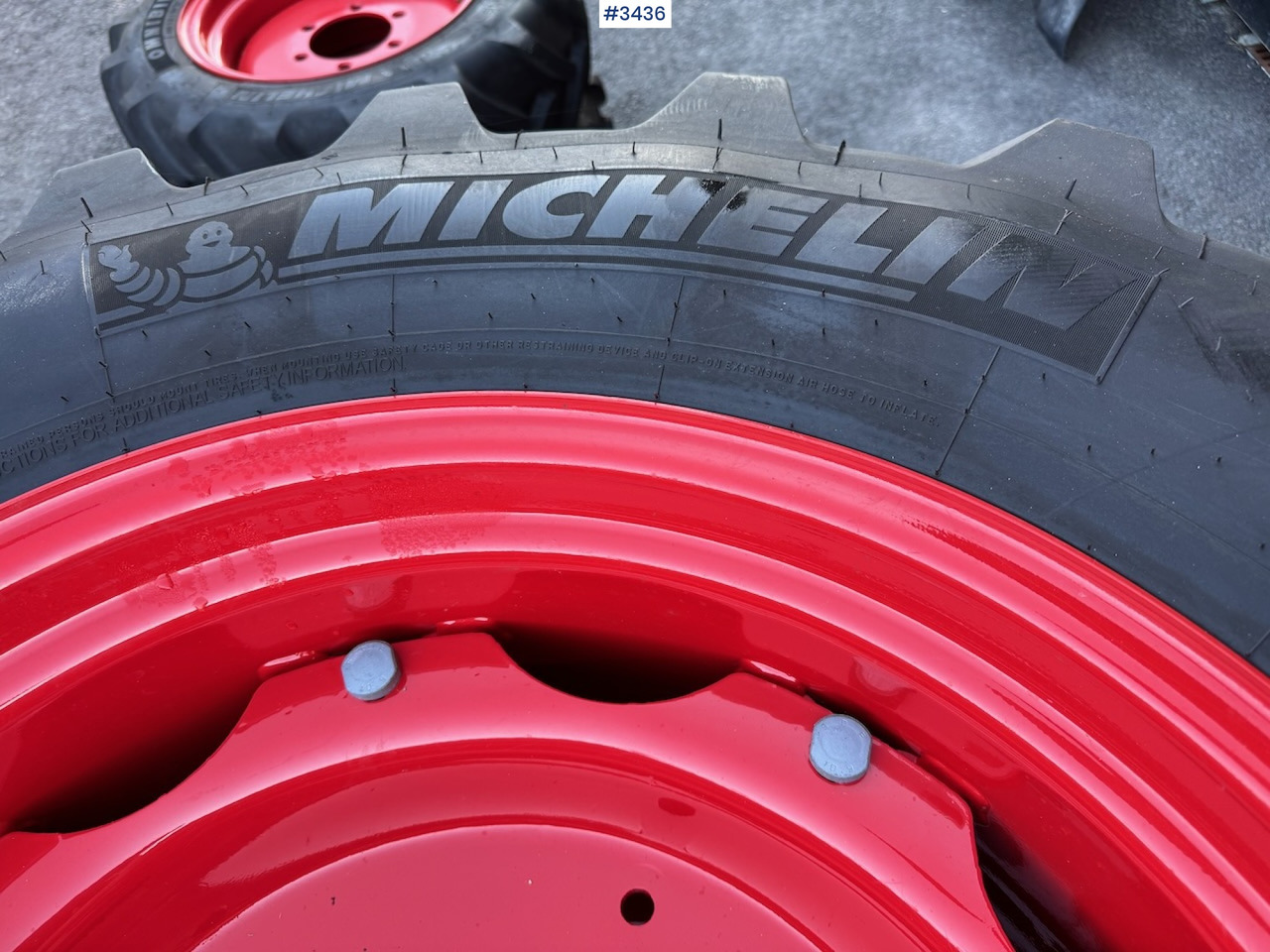 Wheel and tire package Michelin Omnibib 280/70R20 and 420/70R28 tires and rims: picture 12