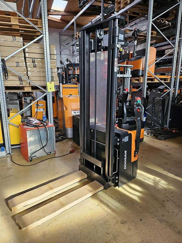 Stacker Doosan BSL12N: picture 6