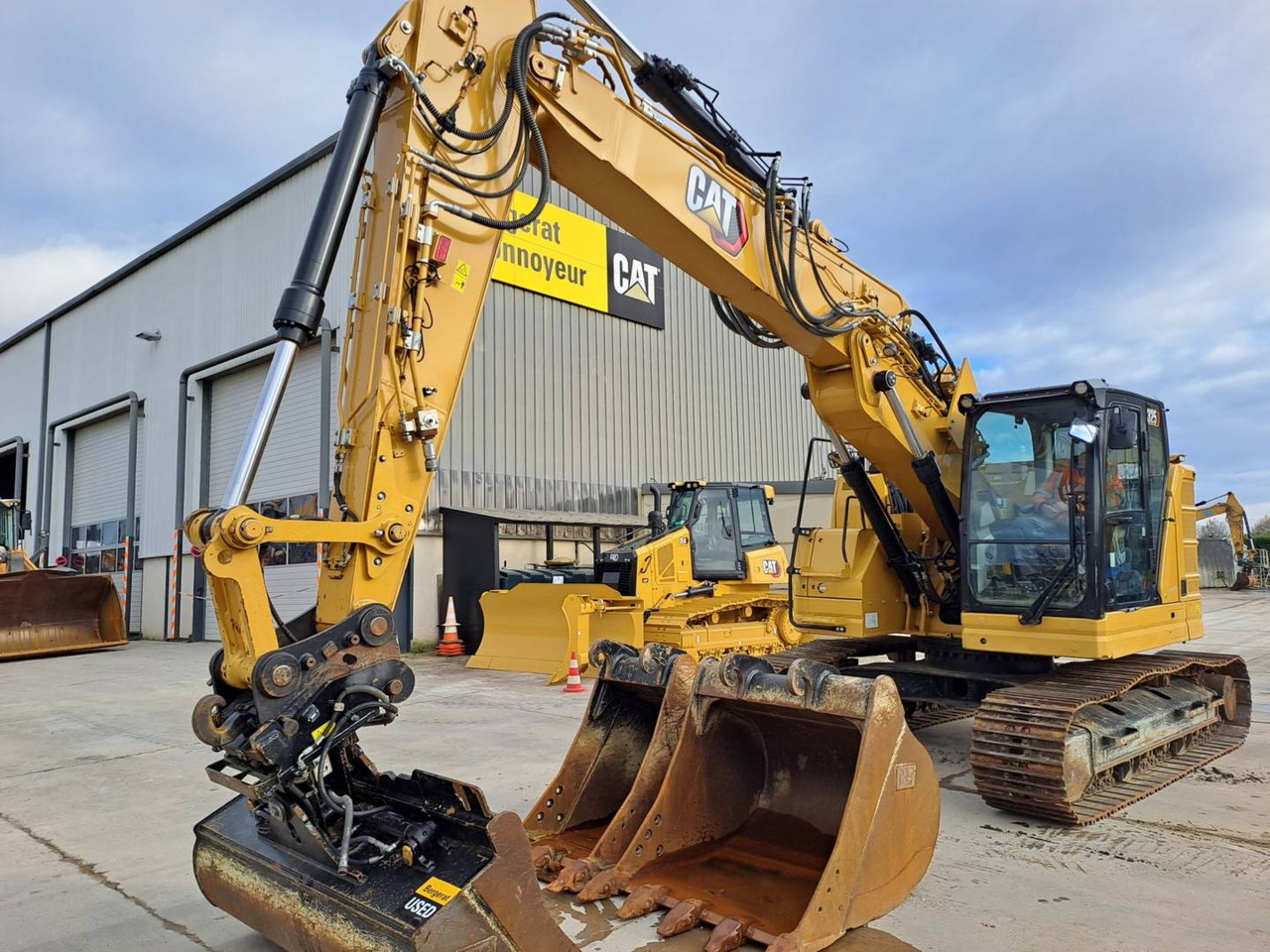 Crawler excavator CAT 325: picture 1